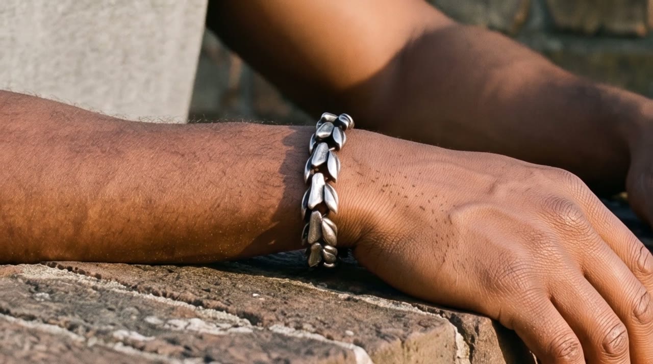 Horus Link Chain worn in the scene